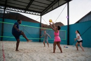Amigos jogando futevôlei no fim de tarde na quadra de areia da Tropical Beach em Barretos