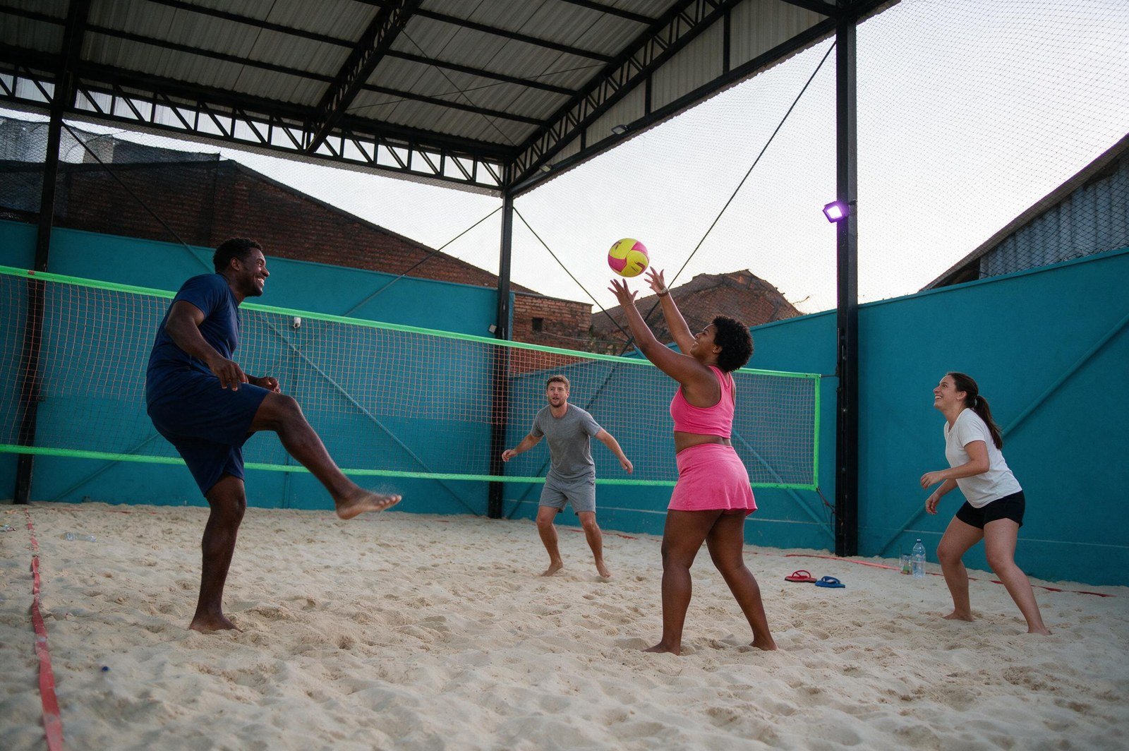 Amigos jogando futevôlei no fim de tarde na quadra de areia da Tropical Beach em Barretos